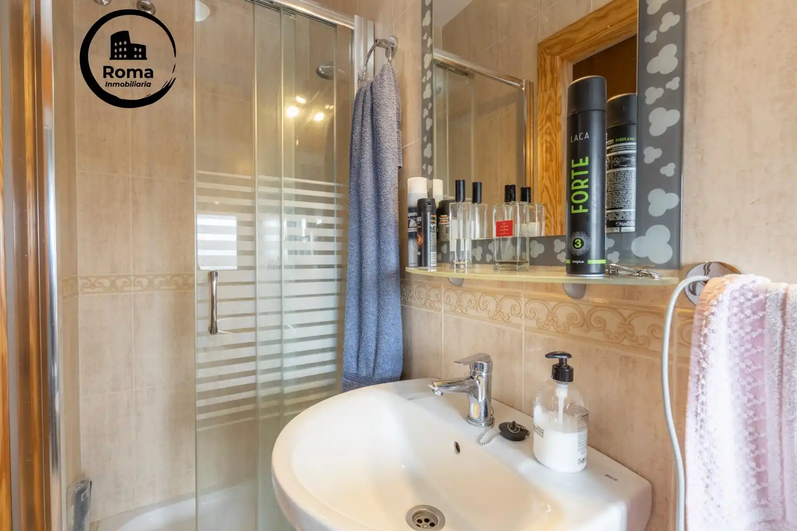 Badezimmer von Einfamilien-Reihenhaus zum Verkauf in Vegas del Genil mit Klimaanlage, Heizung und Terrasse