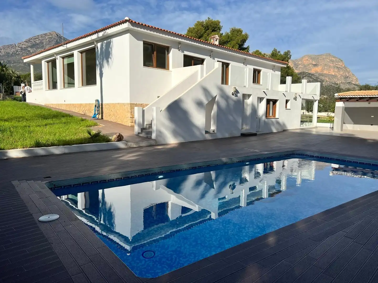 Vista exterior de Casa o xalet en venda en La Nucia amb Jardí privat, Terrassa i Piscina