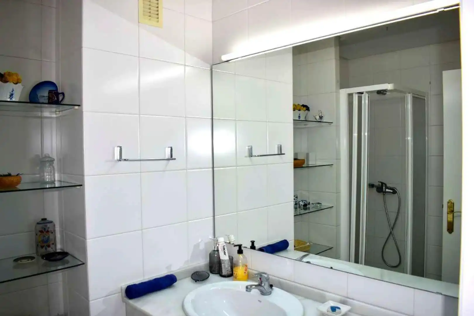Baño de Piso de alquiler en Huelva con Aire acondicionado y Amueblado