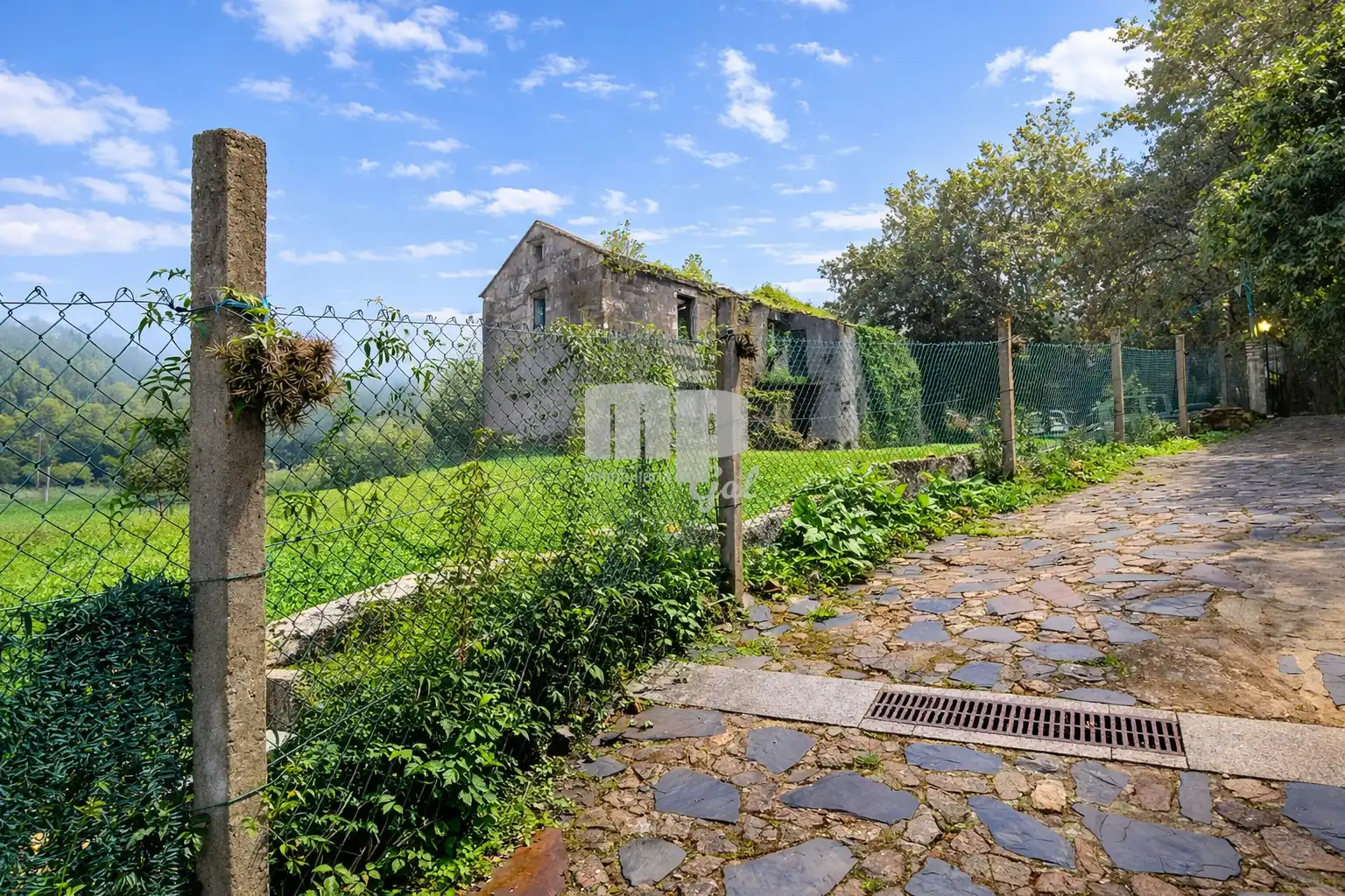 Vista exterior de Finca rústica en venda en Redondela amb Jardí privat