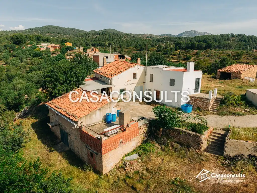 Casa rústica amb jardí en venda a Atzeneta del Maestrat