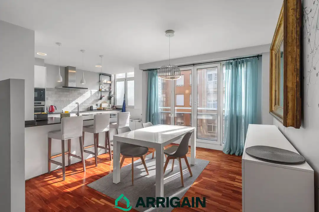 Menjador de Pis en venda en Donostia - San Sebastián  amb Calefacció