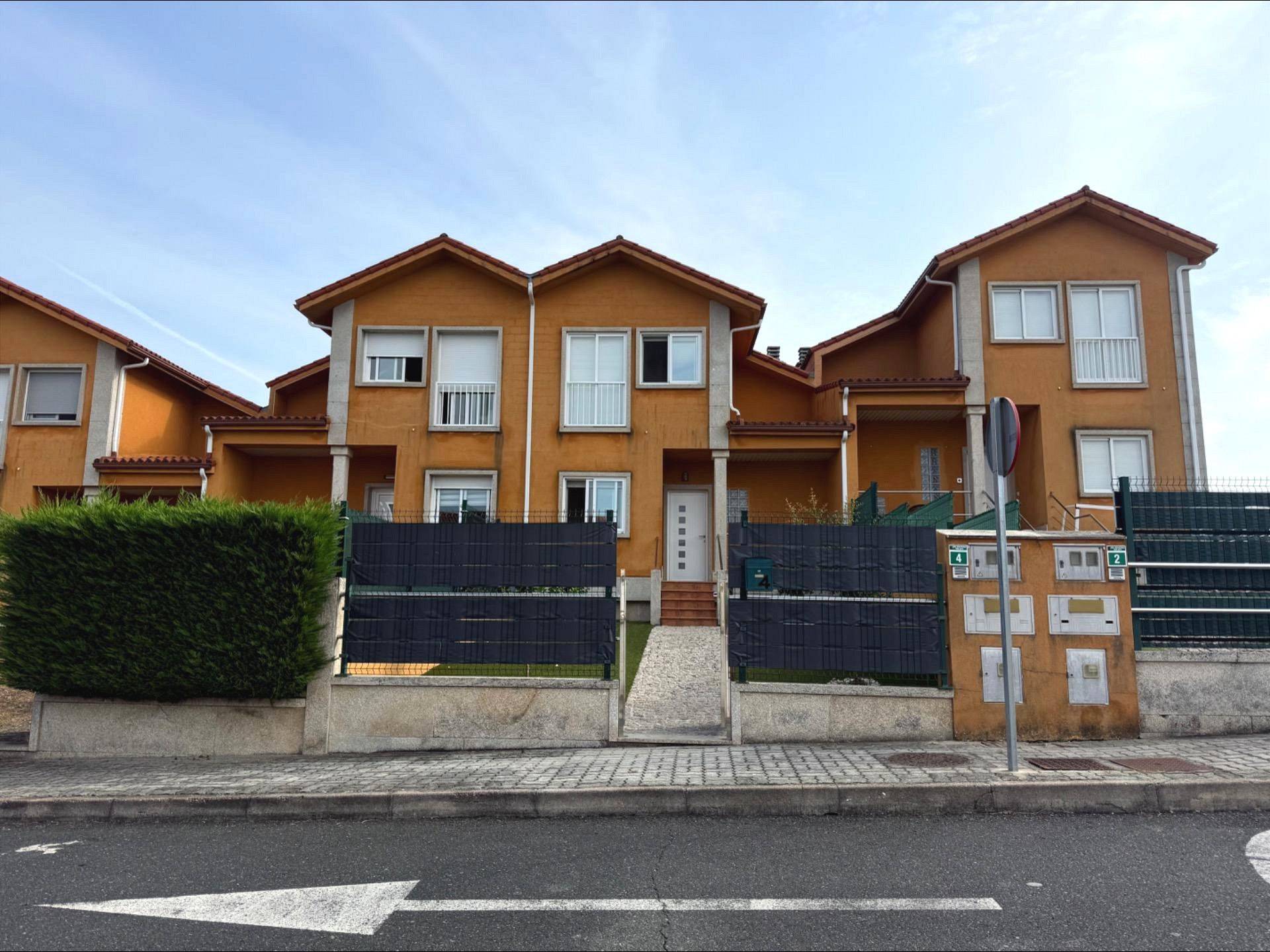 Vista exterior de Casa adosada en venda en O Pereiro de Aguiar  amb Calefacció, Jardí privat i Terrassa