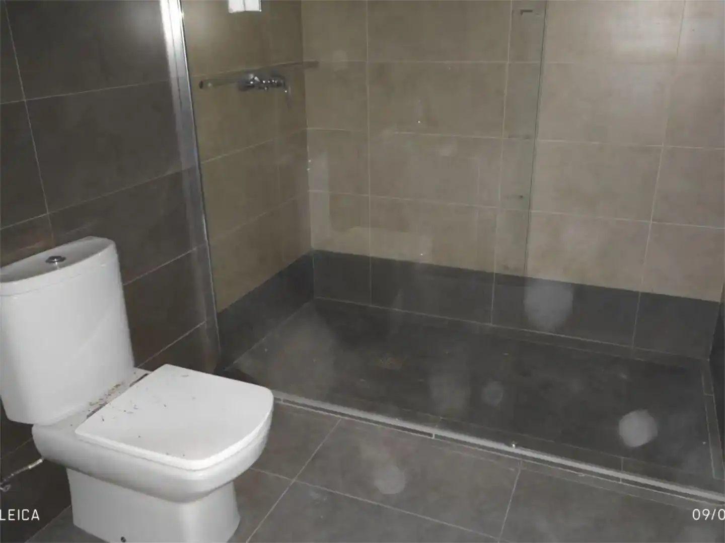 Badezimmer von Geschaftsraum zur Miete in Sabadell mit Parkett und Möbliert
