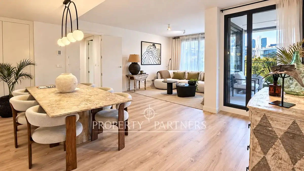 Penthouse with pool for sale in Calle Bausá