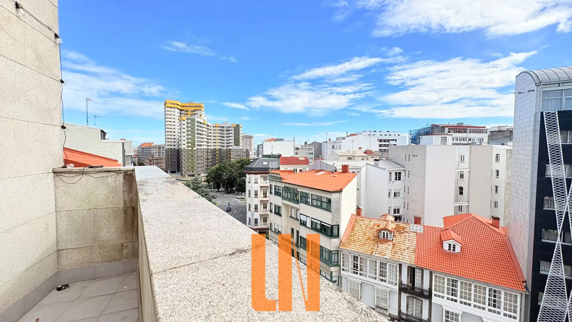 Vista exterior de Pis en venda en A Coruña Capital  amb Calefacció, Parquet i Terrassa