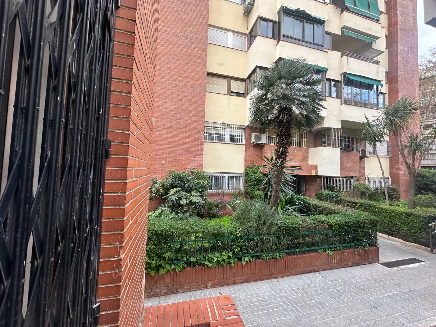 Vista exterior de Edificio en venta en Barcelona con Alarma