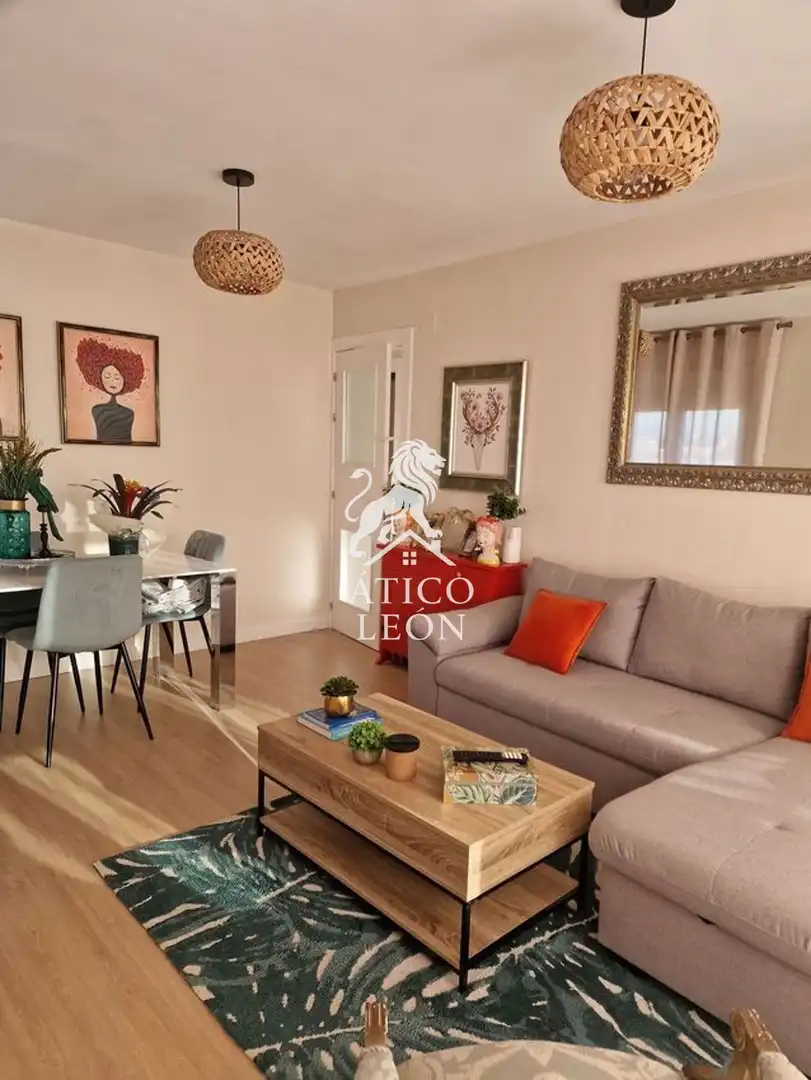Sala d'estar de Àtic en venda en León Capital  amb Calefacció, Parquet i Terrassa