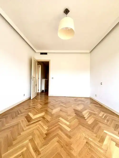 Schlafzimmer von Wohnung zur Miete in Madrid mit Heizung, Parkett und Terrasse