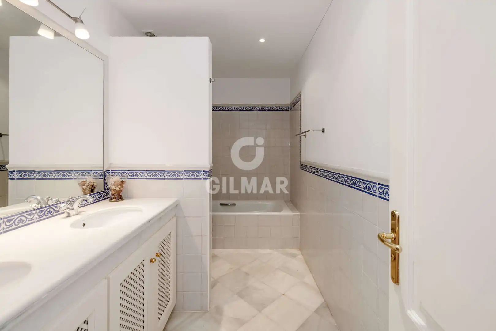 Baño de Casa adosada en venta en Benahavís con Calefacción y Piscina