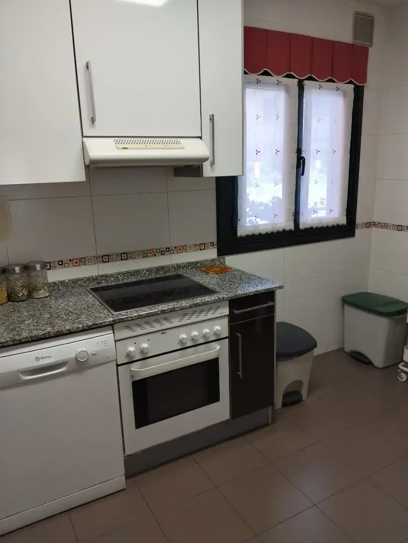 Cuina de Casa adosada en venda en Gijón  amb Calefacció, Parquet i Moblat