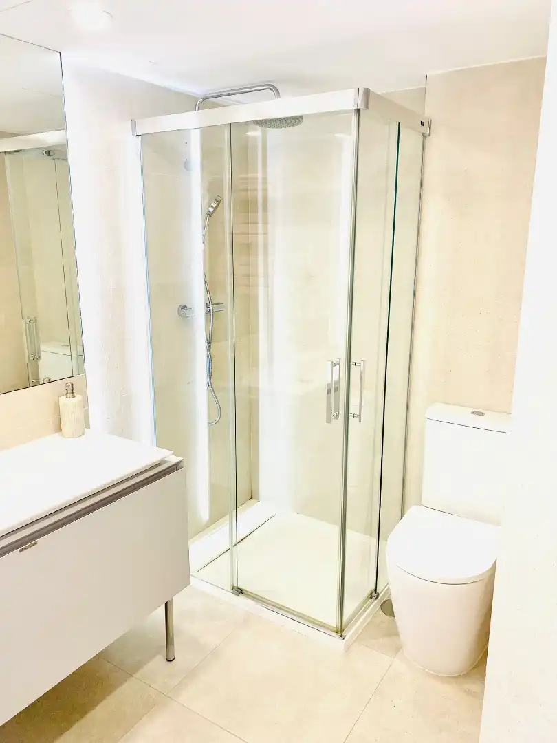 Badezimmer von Wohnung zur Miete in Benalmádena mit Klimaanlage, Terrasse und Möbliert