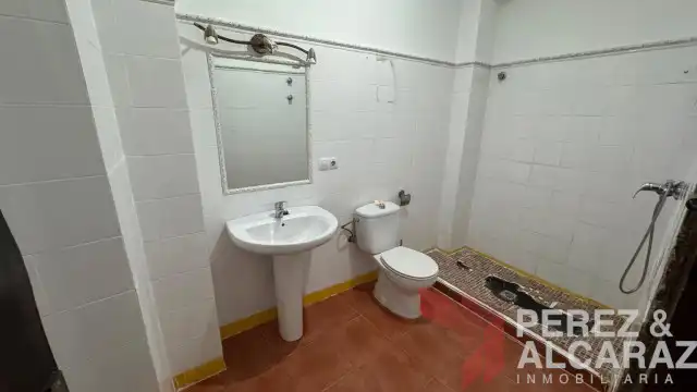 Bathroom of Flat for sale in Palma del Río  with Air Conditioner, Storage room and Balcony