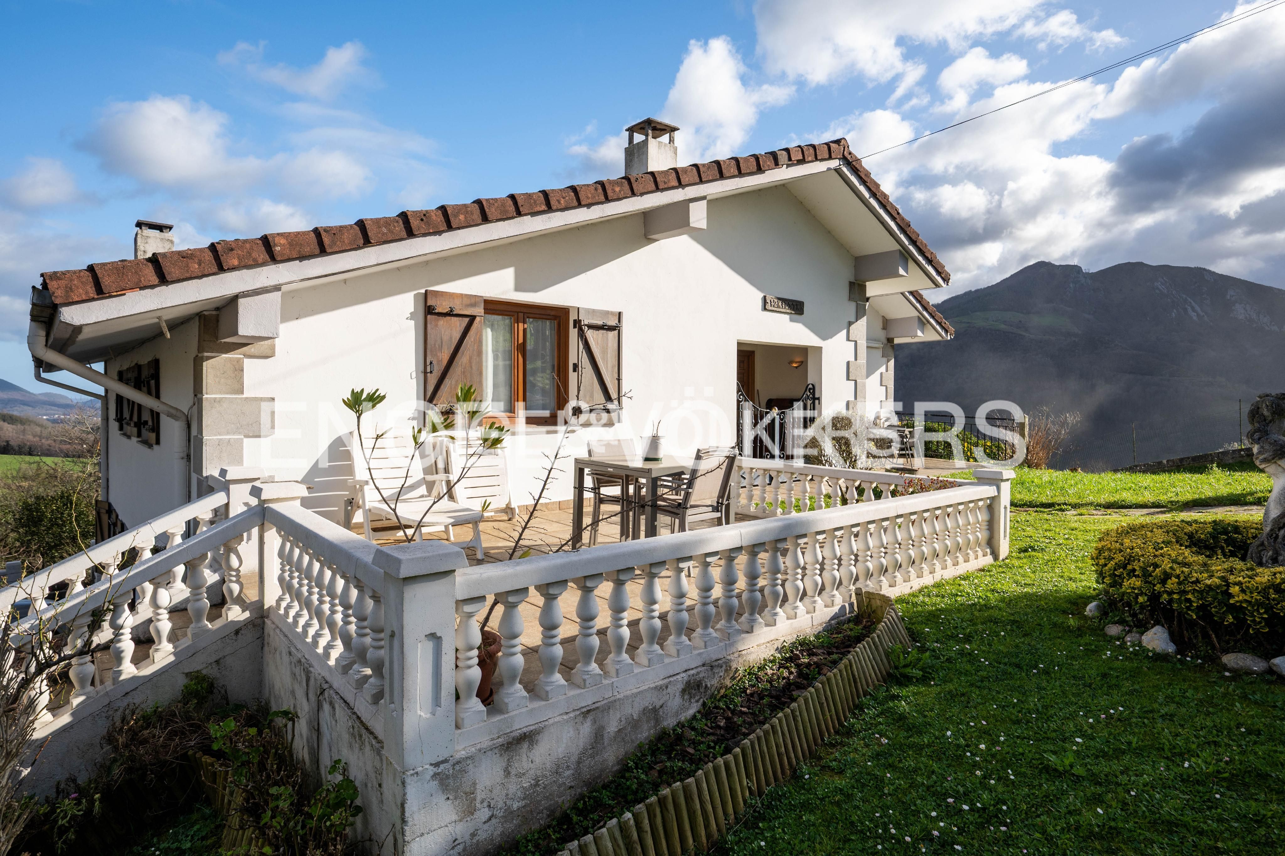 Vista exterior de Casa o xalet en venda en Hernialde amb Calefacció, Jardí privat i Terrassa