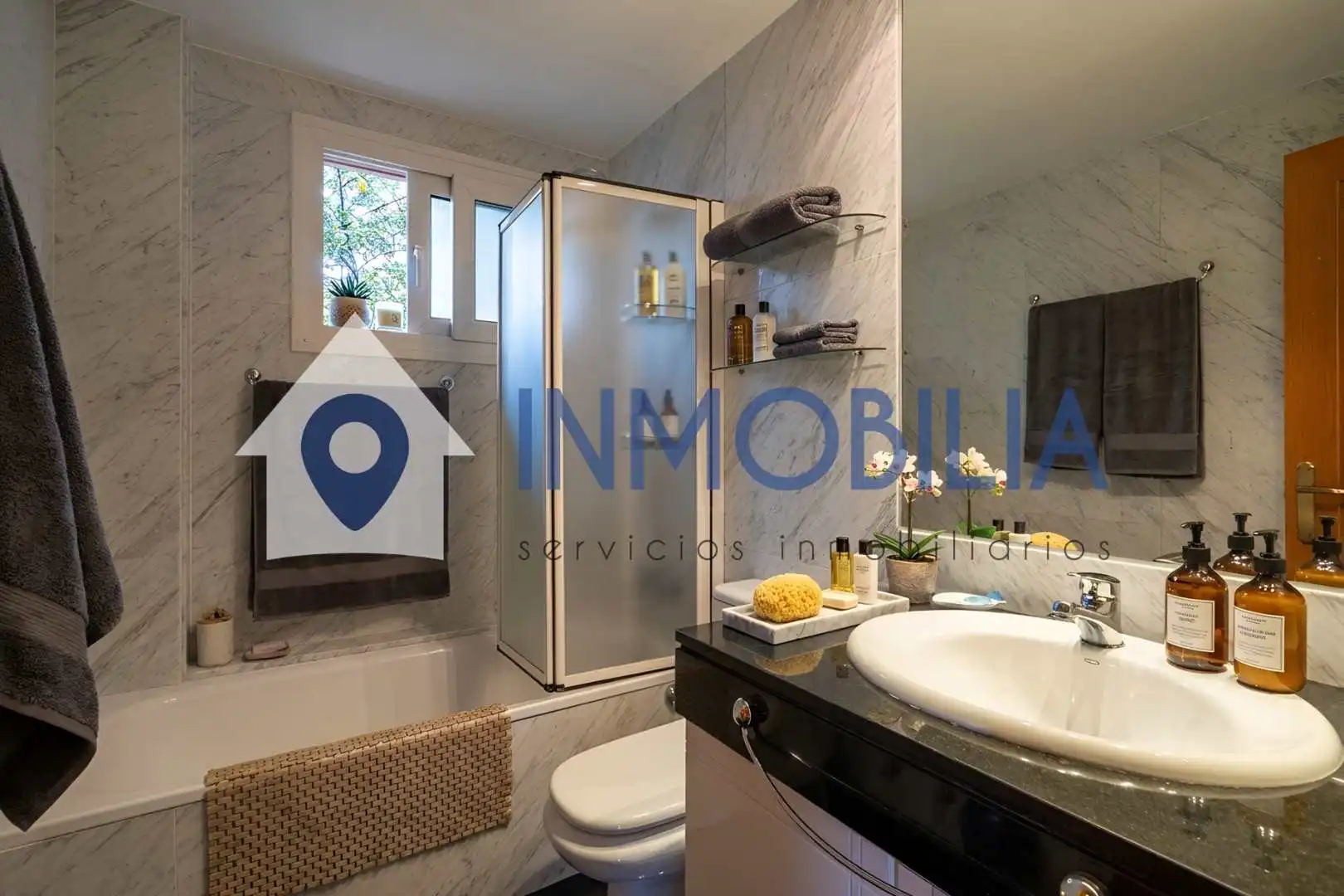 Baño de Casa adosada en venta en Madrid con Aire acondicionado, Calefacción y Jardín privado