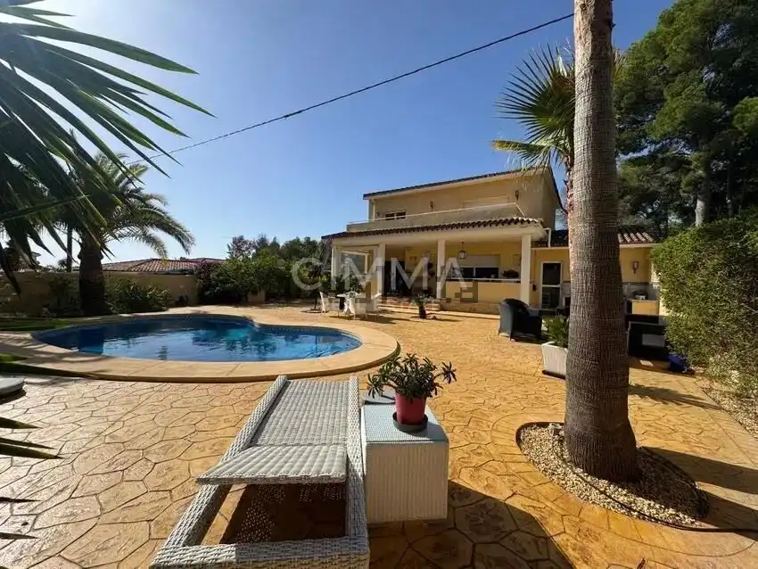 Vista exterior de Casa o xalet en venda en La Nucia amb Aire condicionat, Calefacció i Jardí privat
