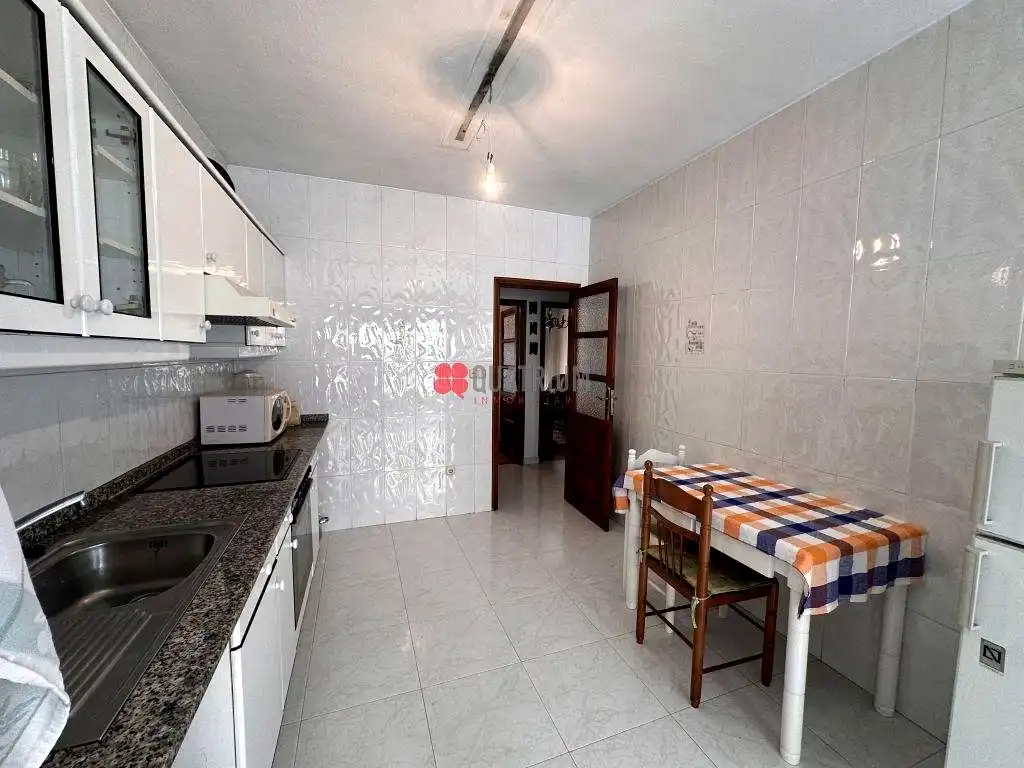 Cuina de Casa o xalet en venda en Santiago de Compostela  amb Terrassa, Traster i Balcó