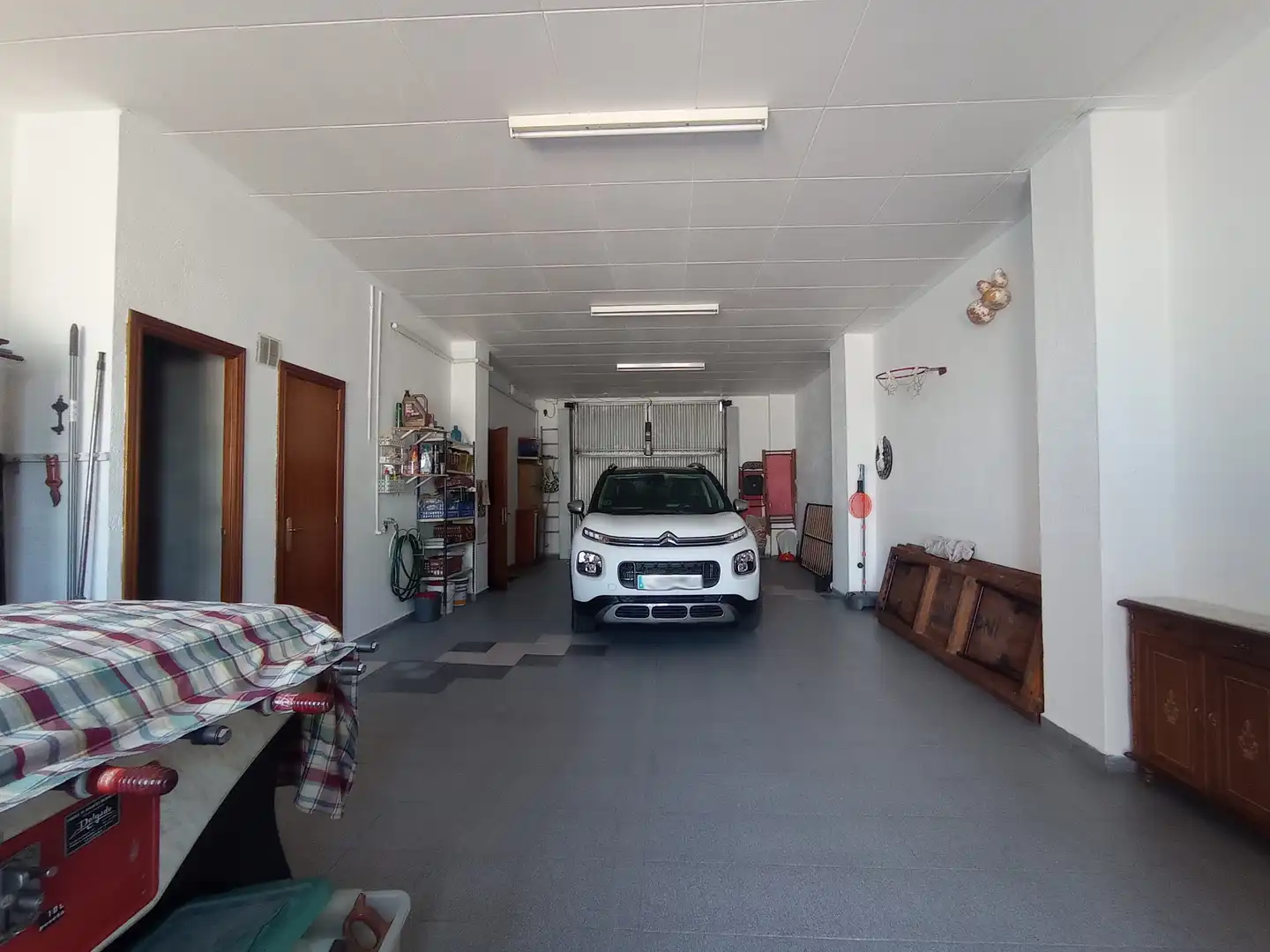 Parkplatz von Einfamilien-Reihenhaus zum Verkauf in Santa Perpètua de Mogoda mit Klimaanlage, Heizung und Terrasse