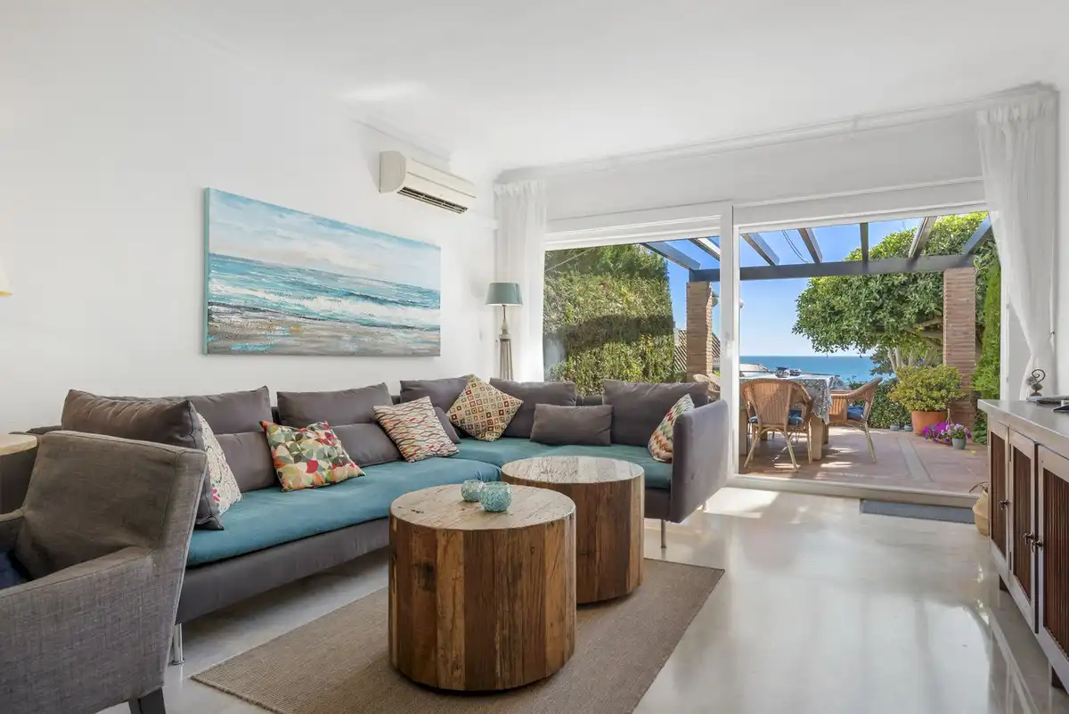 Sala d'estar de Casa adosada en venda en Marbella amb Aire condicionat, Jardí privat i Terrassa