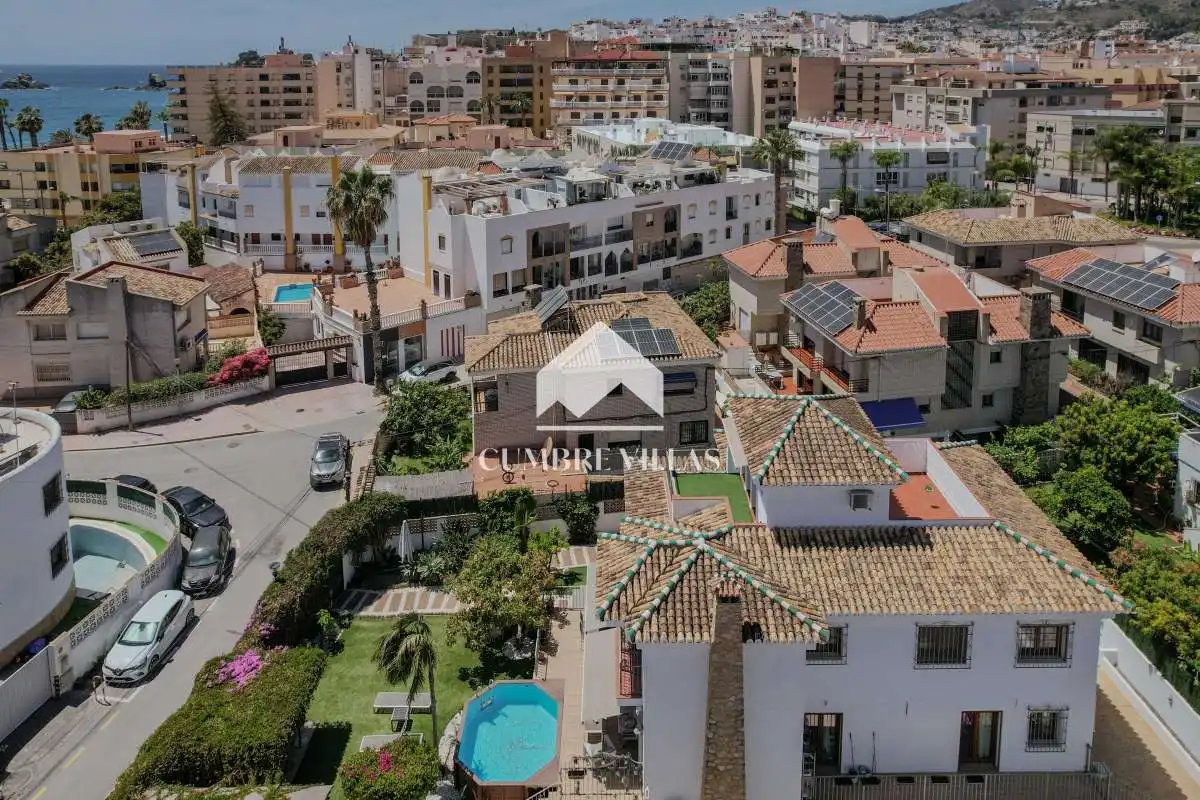 Vista exterior de Casa o chalet en venta en Almuñécar con Jardín privado, Terraza y Amueblado