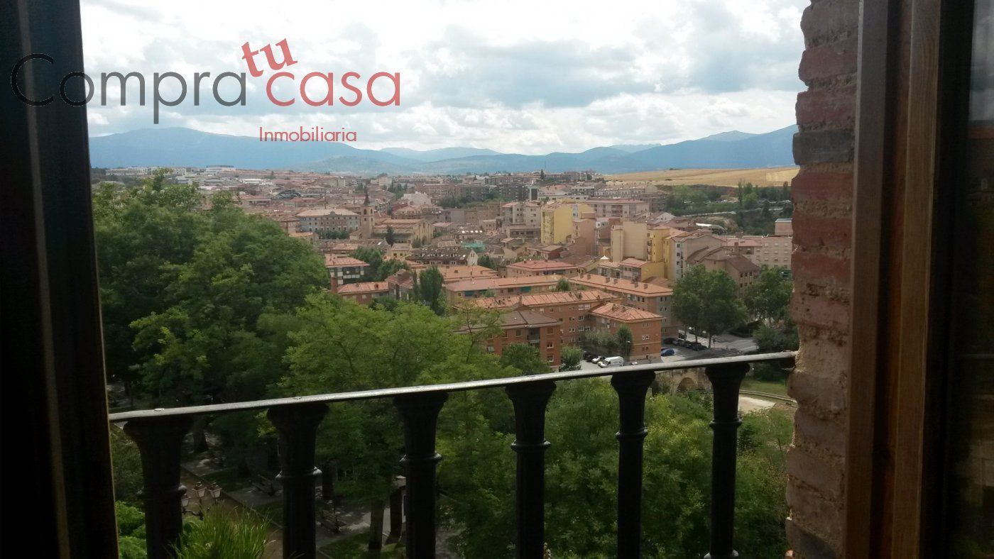 Vista exterior de Edifici en venda en Segovia Capital