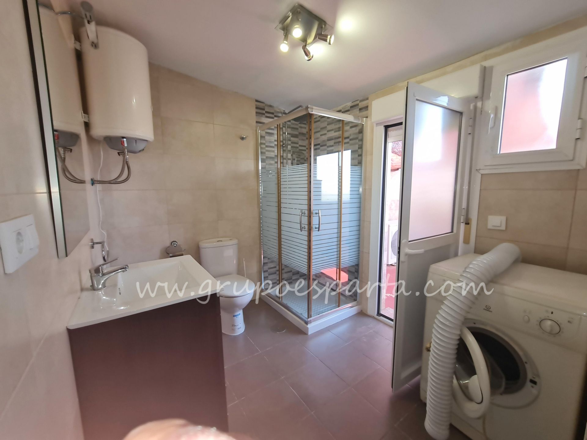 Bany de Àtic en venda en Sanlúcar la Mayor amb Aire condicionat, Traster i Piscina comunitària