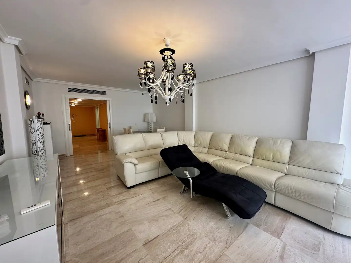 Sala d'estar de Planta baixa de lloguer en Marbella amb Aire condicionat, Calefacció i Piscina