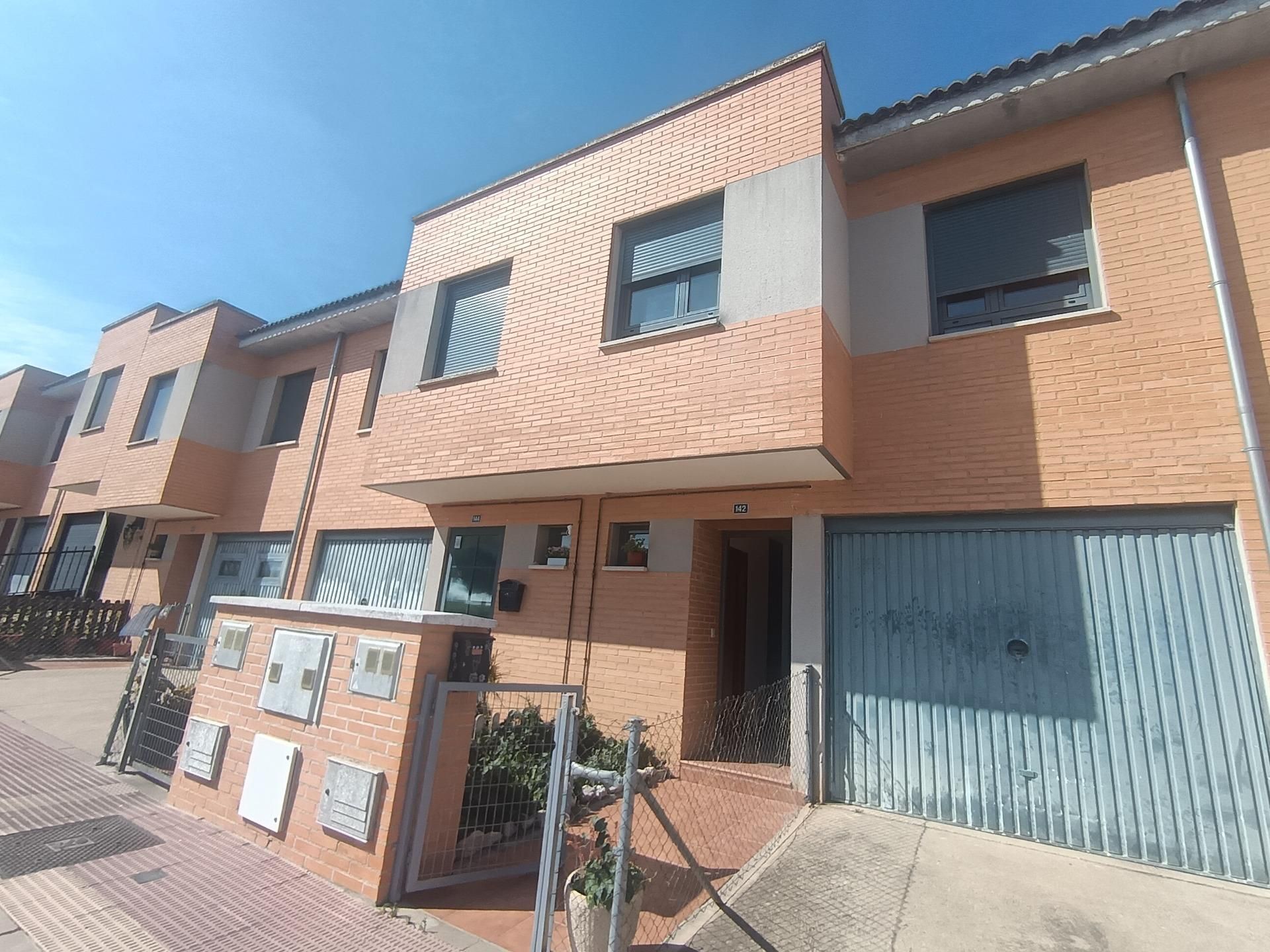 Exterior view of Single-family semi-detached for sale in Cigales  with Heating, Terrace and Community pool
