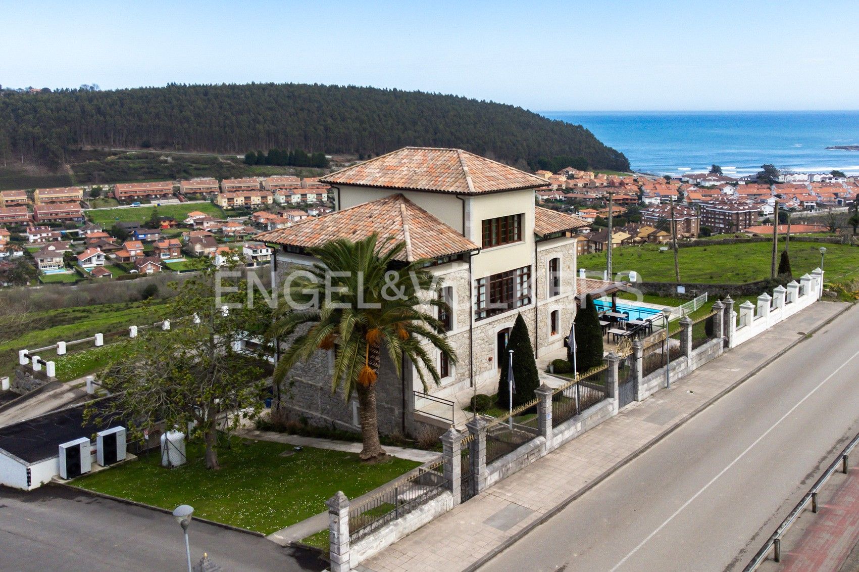 Vista exterior de Casa o xalet en venda en Ribadesella amb Calefacció, Jardí privat i Parquet