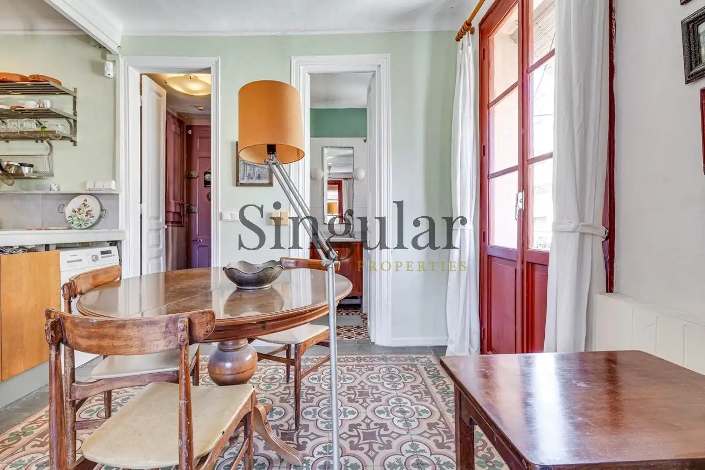 Comedor de Piso en venta en Barcelona con Balcón