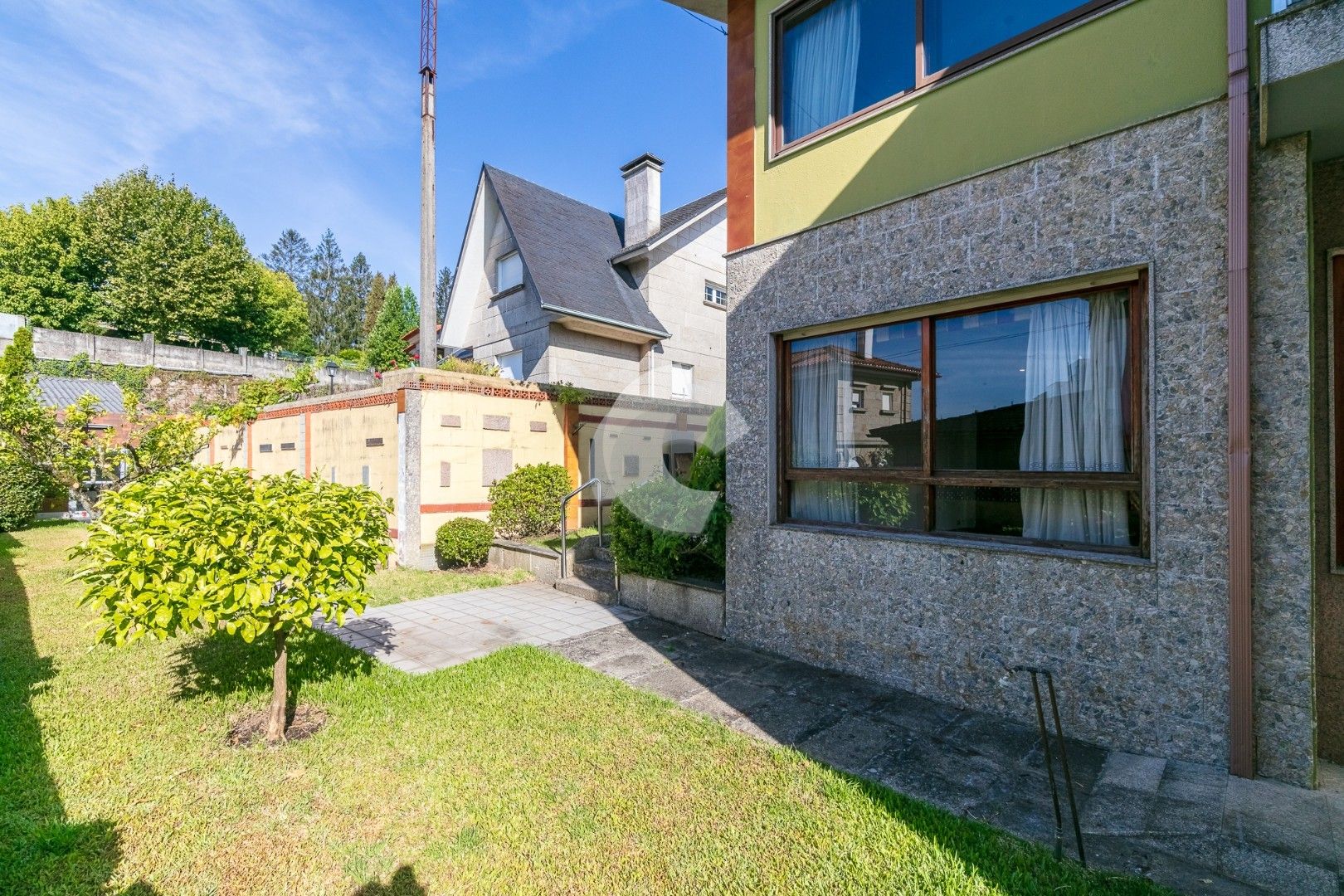 Vista exterior de Casa o xalet en venda en Vigo  amb Jardí privat