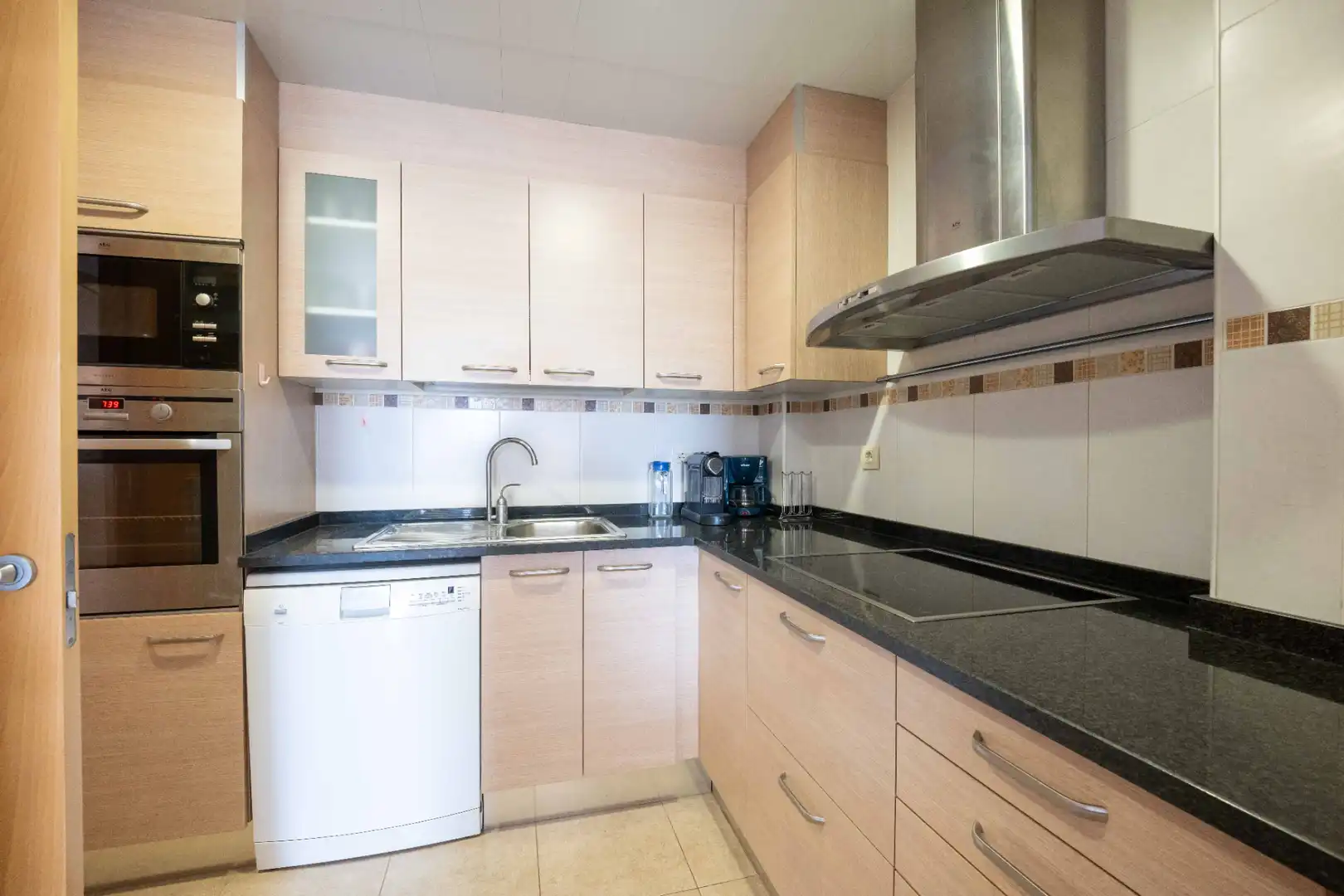 Küche von Wohnung zum Verkauf in Calella mit Klimaanlage und Balkon