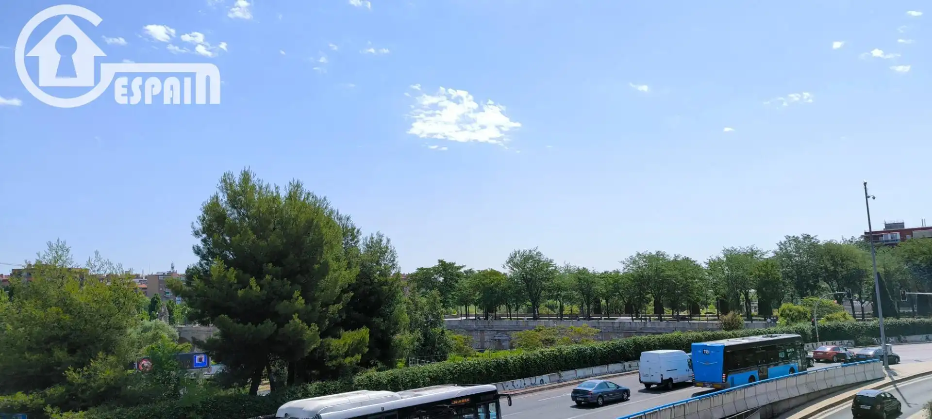 Vista exterior de Pis en venda en Madrid amb Calefacció