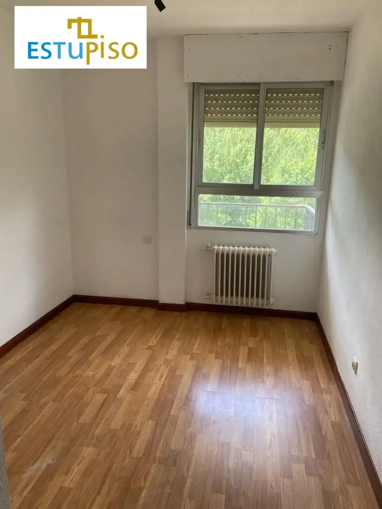 Schlafzimmer von Geschaftsraum zum Verkauf in Matallana de Torío mit Möbliert