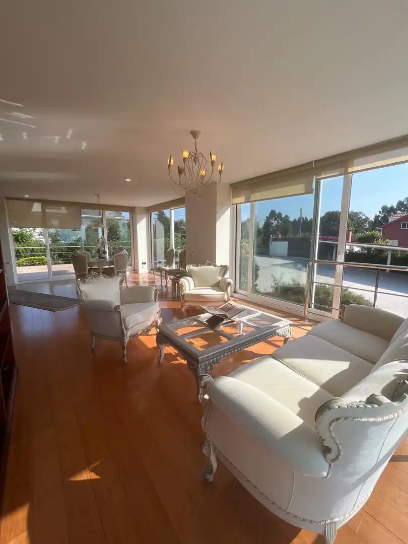 Sala d'estar de Casa o xalet en venda en Oleiros amb Calefacció, Jardí privat i Terrassa