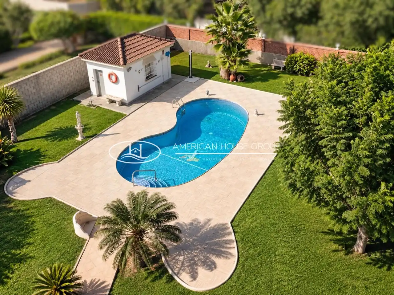 Piscina de Casa o xalet en venda en Chiclana de la Frontera amb Aire condicionat, Jardí privat i Traster
