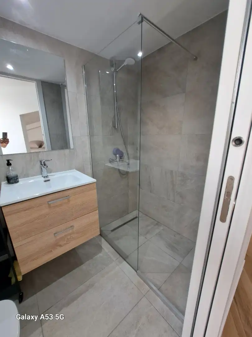 Baño de Estudio de alquiler en Mijas con Aire acondicionado, Calefacción y Terraza