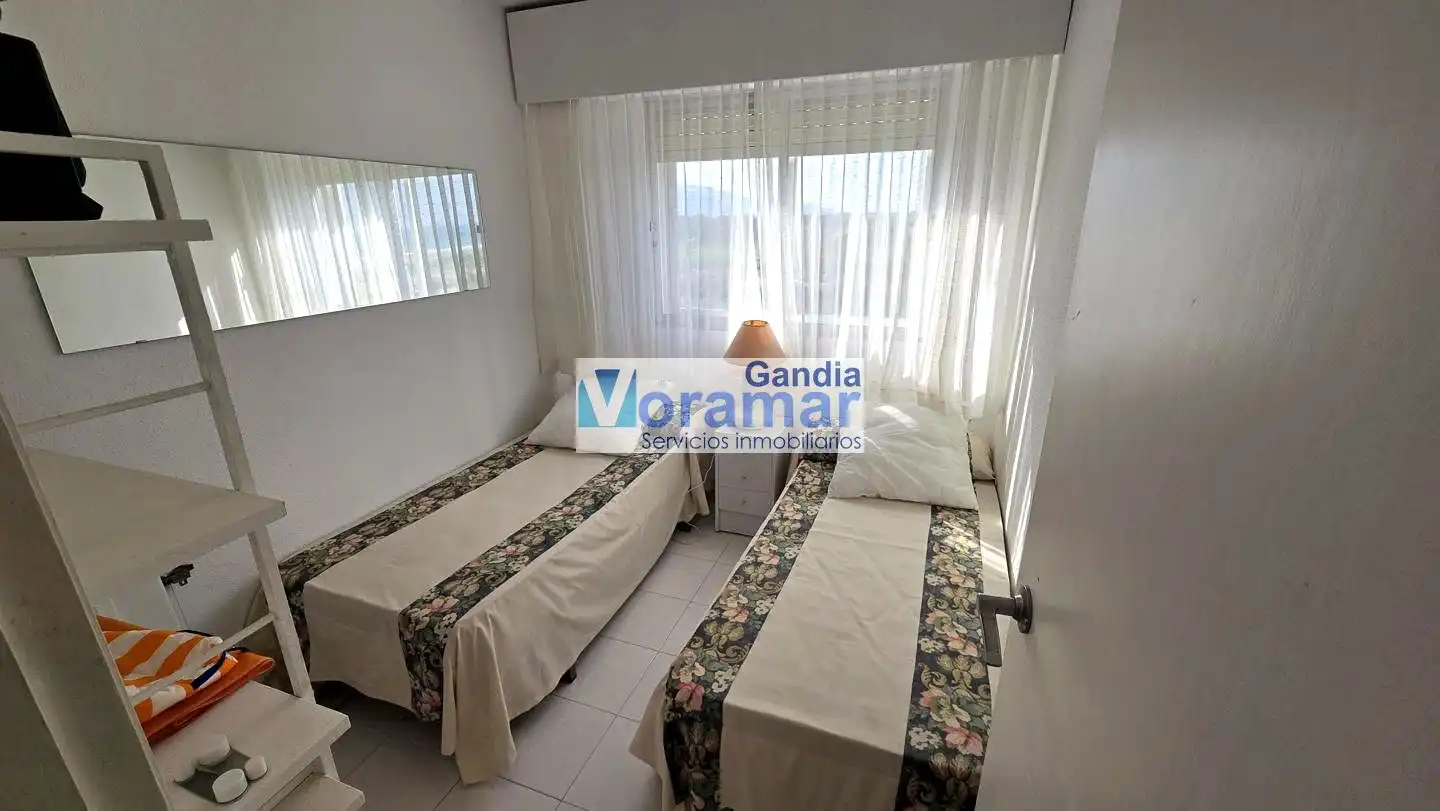 Dormitori de Apartament de lloguer en Gandia amb Terrassa, Moblat i Piscina comunitària