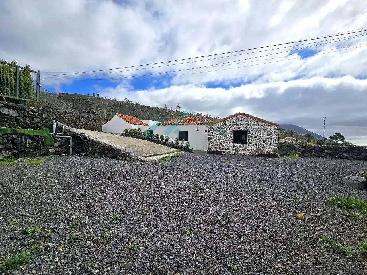 Vista exterior de Finca rústica en venda en Guía de Isora amb Jardí privat i Moblat