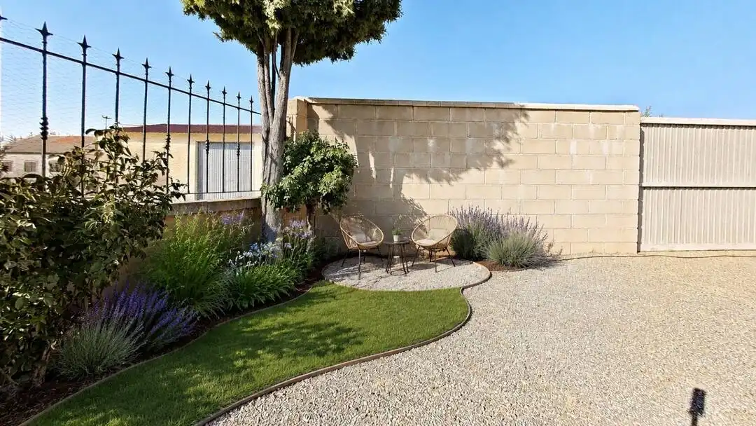 Jardí de Casa adosada en venda en Santiuste de San Juan Bautista amb Calefacció, Jardí privat i Moblat