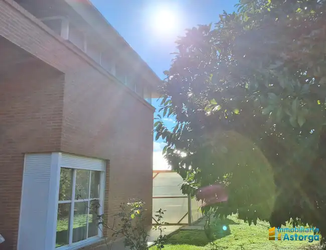 Vista exterior de Casa o chalet en venta en Astorga con Calefacción, Jardín privado y Parquet