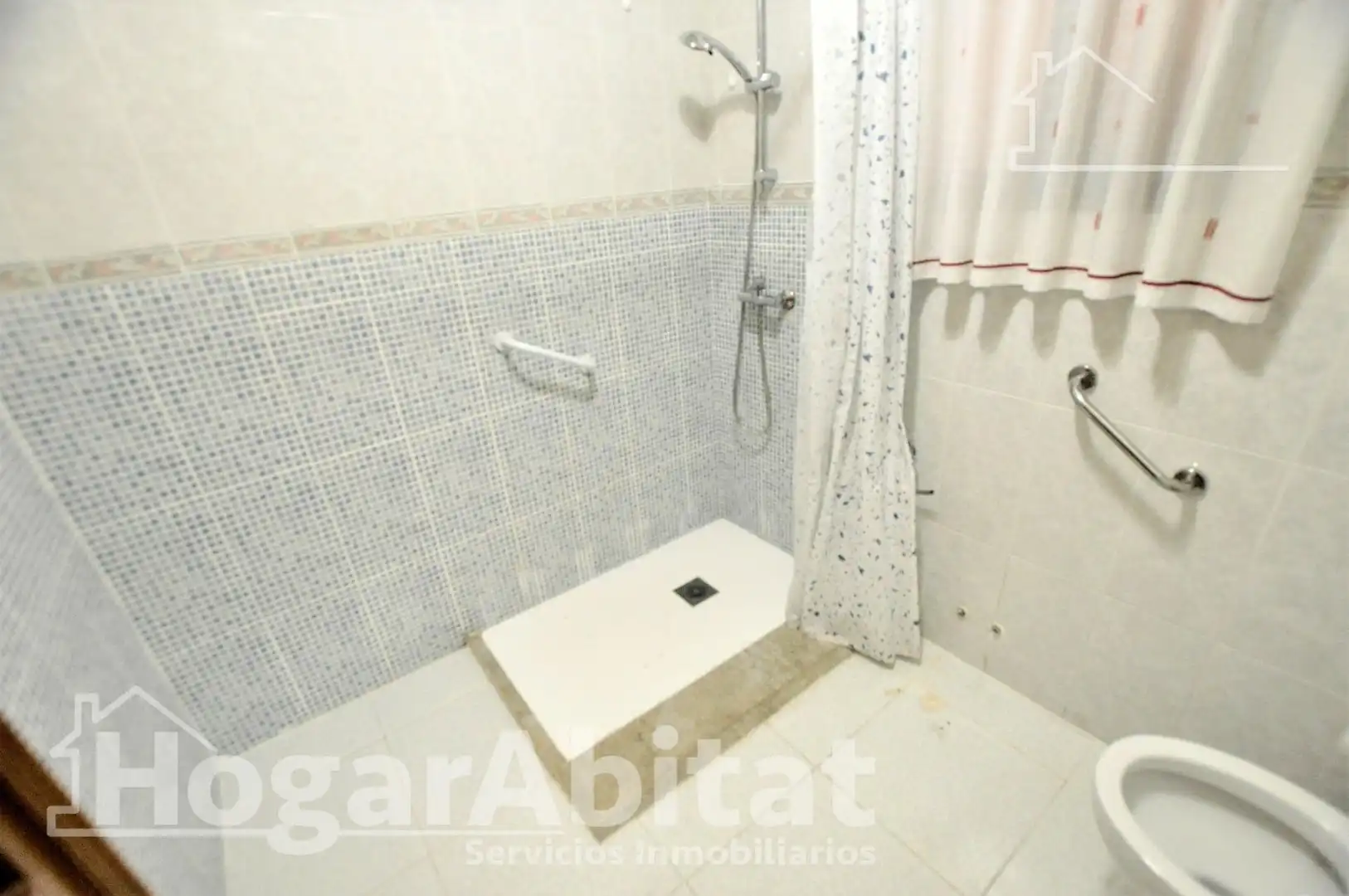 Bany de Casa o xalet en venda en La Pobla de Vallbona amb Terrassa i Traster