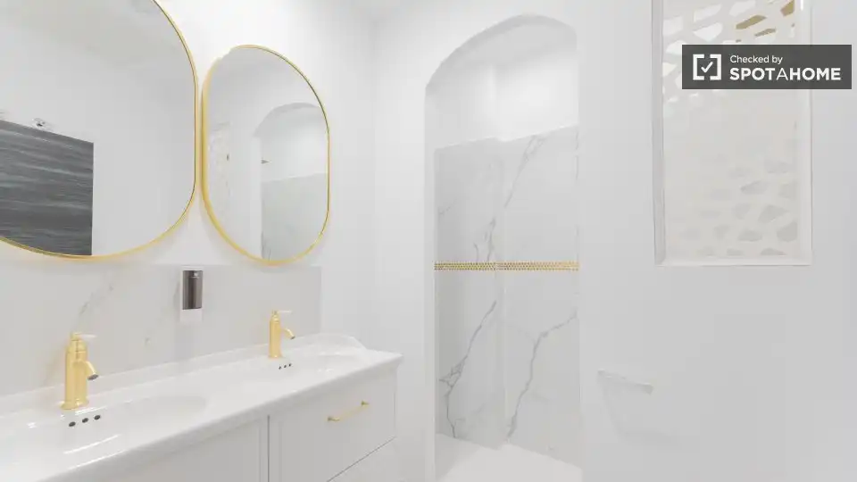 Bathroom of Flat for rent in Valencia  with Air Conditioner, Heating and Furnished