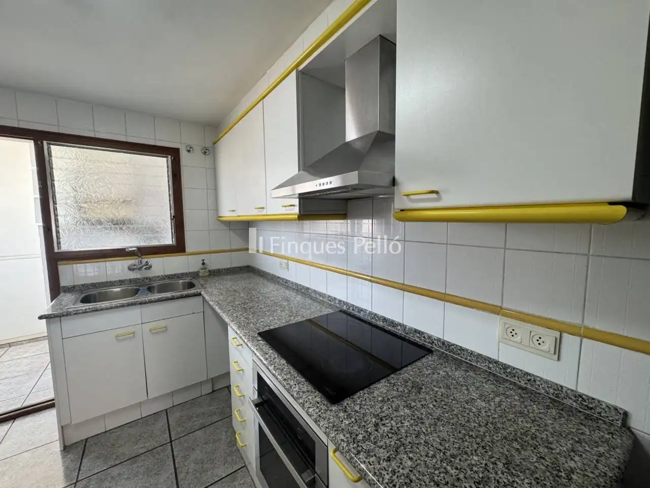 Kitchen of Flat for sale in Sant Feliu de Guíxols  with Air Conditioner, Heating and Balcony