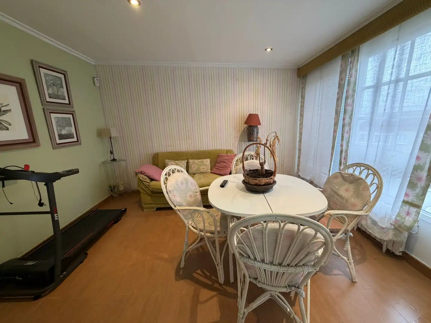 Sala d'estar de Casa o xalet en venda en Poio amb Calefacció, Parquet i Terrassa