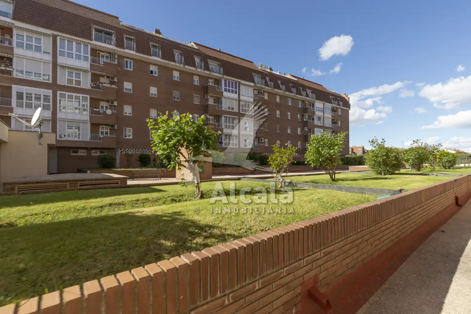 Exterior view of Flat for sale in Alcalá de Henares  with Air Conditioner, Heating and Private garden