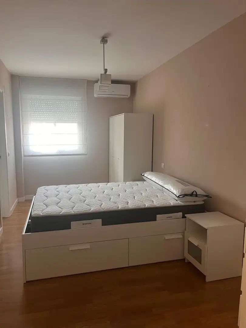 Schlafzimmer von Wohnung zur Miete in Cáceres mit Klimaanlage, Heizung und Möbliert