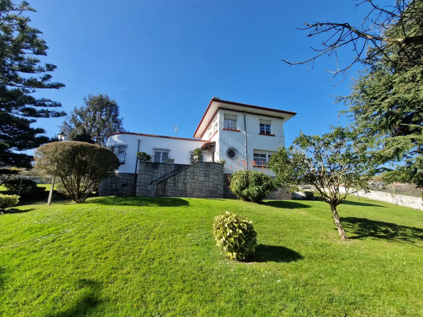 Vista exterior de Casa o xalet en venda en Castrillón amb Calefacció, Terrassa i Traster