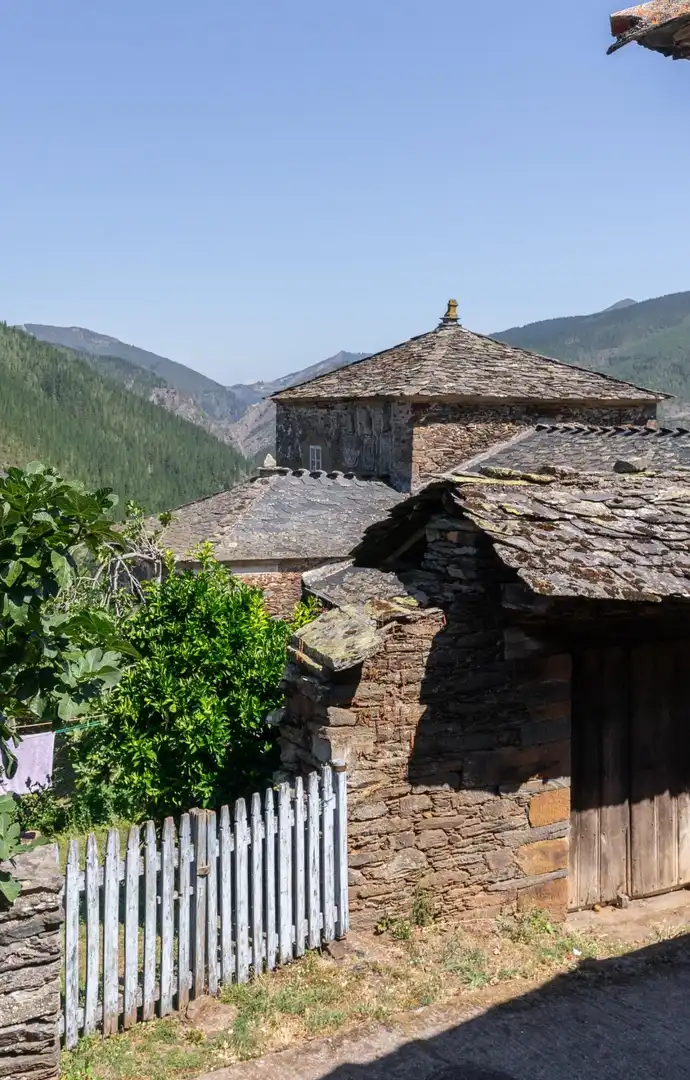 Vista exterior de Casa o xalet en venda en Allande amb Jardí privat i Balcó