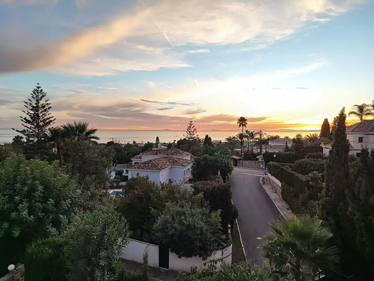 Vista exterior de Casa adosada en venda en Marbella amb Aire condicionat, Terrassa i Traster